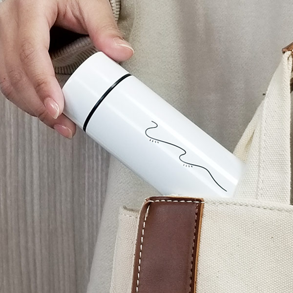 バッグに入れてコンパクトだからバッグに入れて気軽に持ち歩き