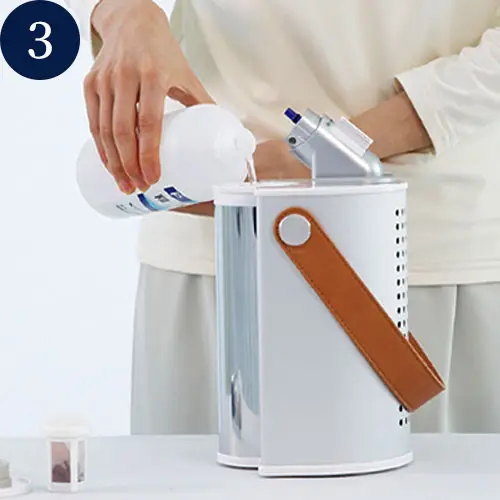精製水をタンクに入れる
