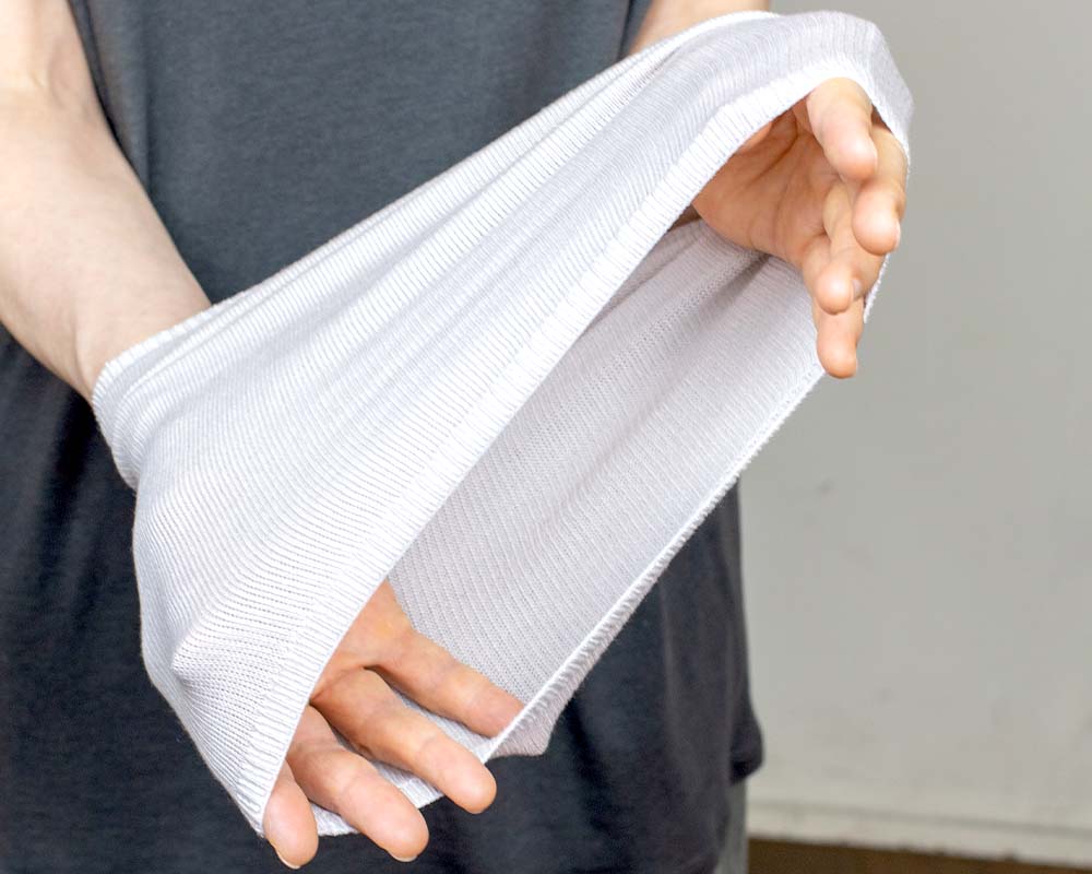 お腹から腰まで幅広く、程よい伸縮でソフトフィットするので、身体の動きを妨げません。アクティブな時も、就寝中も、はらまきの存在を気にせず心地よくお過ごしいただけます。