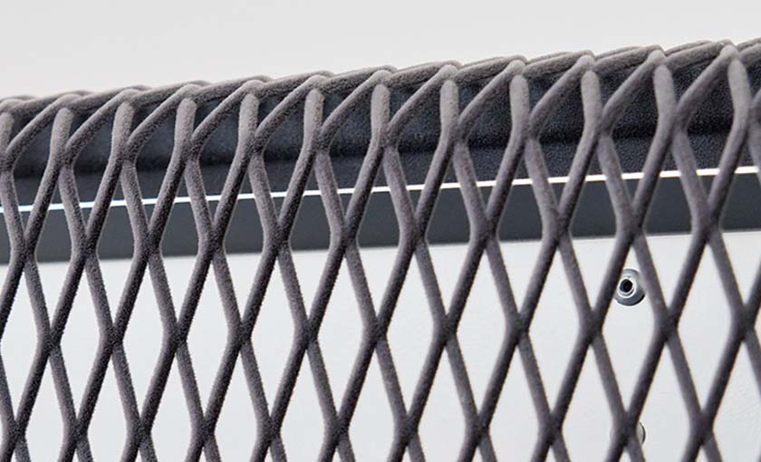 ゼンケン 遠赤外線暖房機 アーバンホットEX は、反射板に鏡面アルミを採用